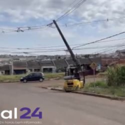Empilhadeira atinge poste durante manobra e causa danos em Cascavel