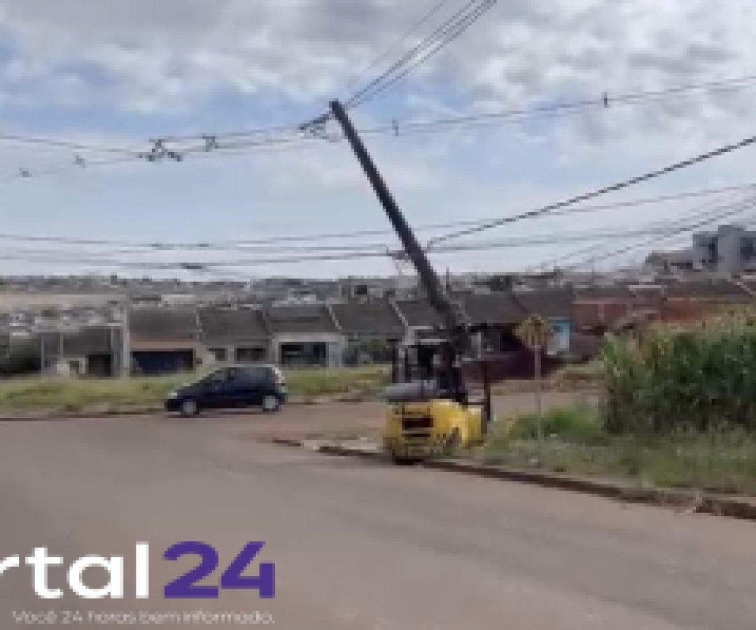 Empilhadeira atinge poste durante manobra e causa danos em Cascavel
