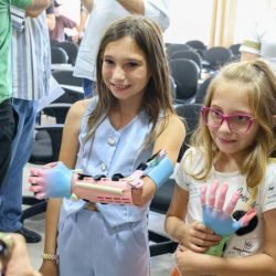 Menina conhece impressora 3D da Carreta da Inovação e recebe prótese de mão do Estado