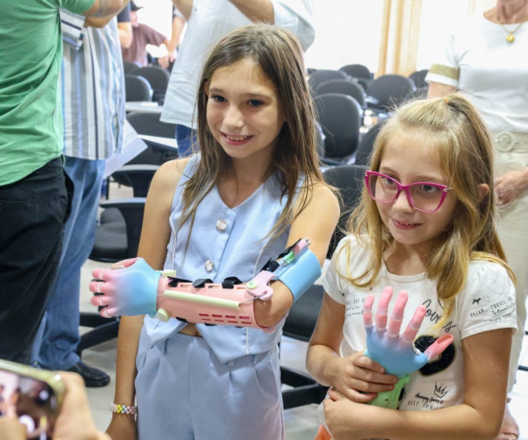 Menina conhece impressora 3D da Carreta da Inovação e recebe prótese de mão do Estado