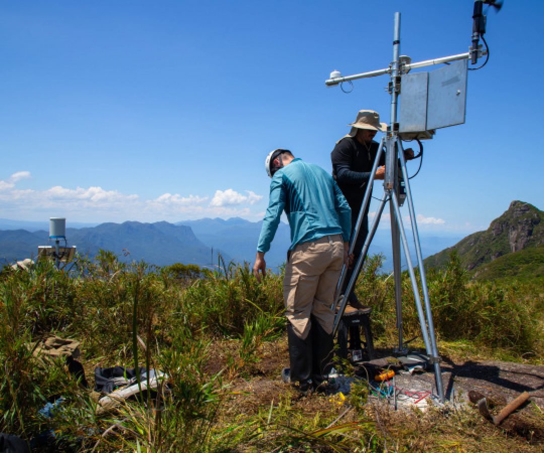 Nova estação meteorológica no topo do Pico Marumbi vai orientar turistas e grupos de socorro