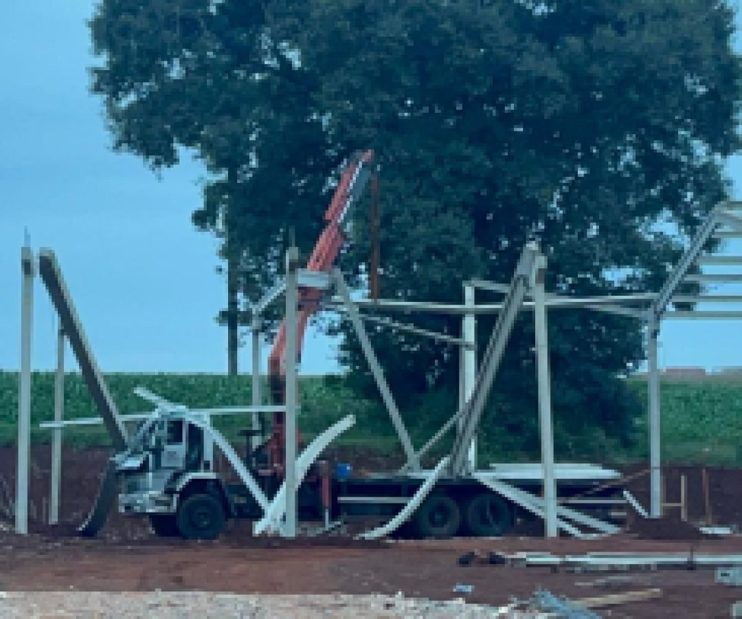 Estrutura cede e deixa quatro trabalhadores feridos em obra na PR-486