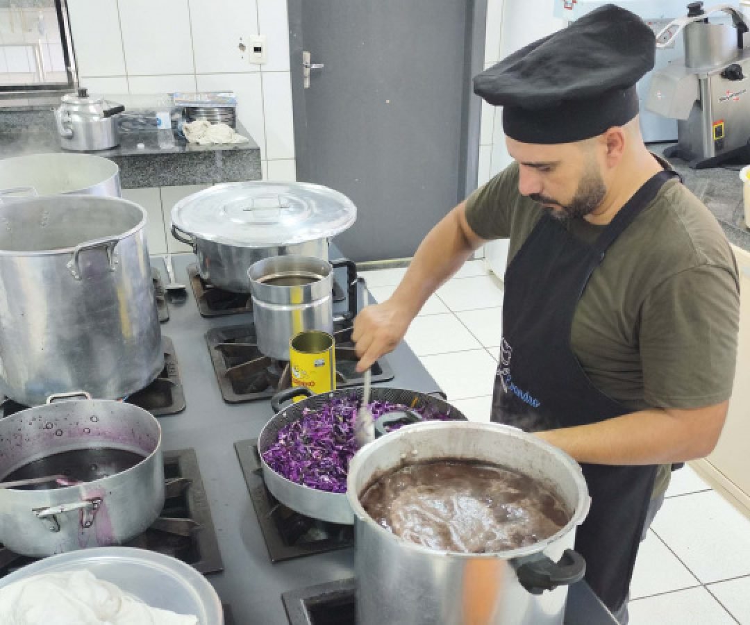 Merendeiro da rede estadual de ensino é finalista de concurso nacional de receitas 