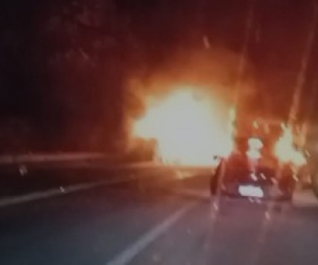 Explosão após batida entre carro e caminhão deixa um morto em Matelândia