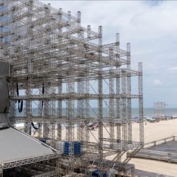 Faltam 9 dias para os shows; palcos estão quase prontos no Litoral