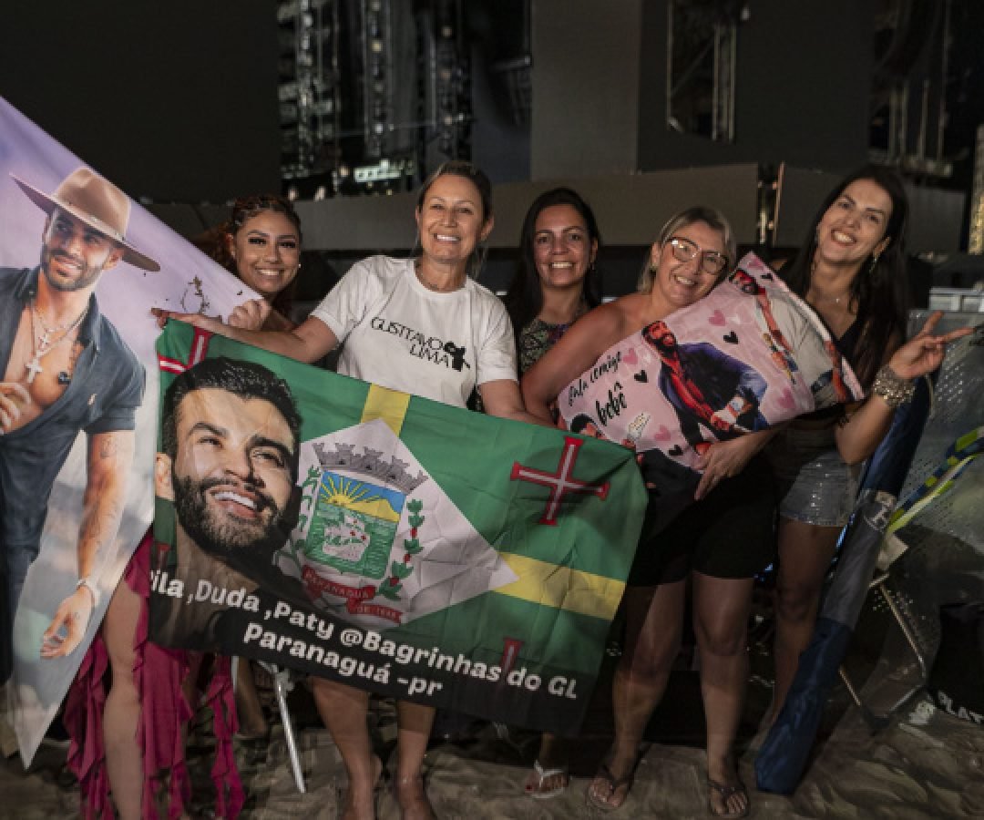 Fãs de Gusttavo Lima dormem na praia para garantir melhor lugar no show deste domingo
