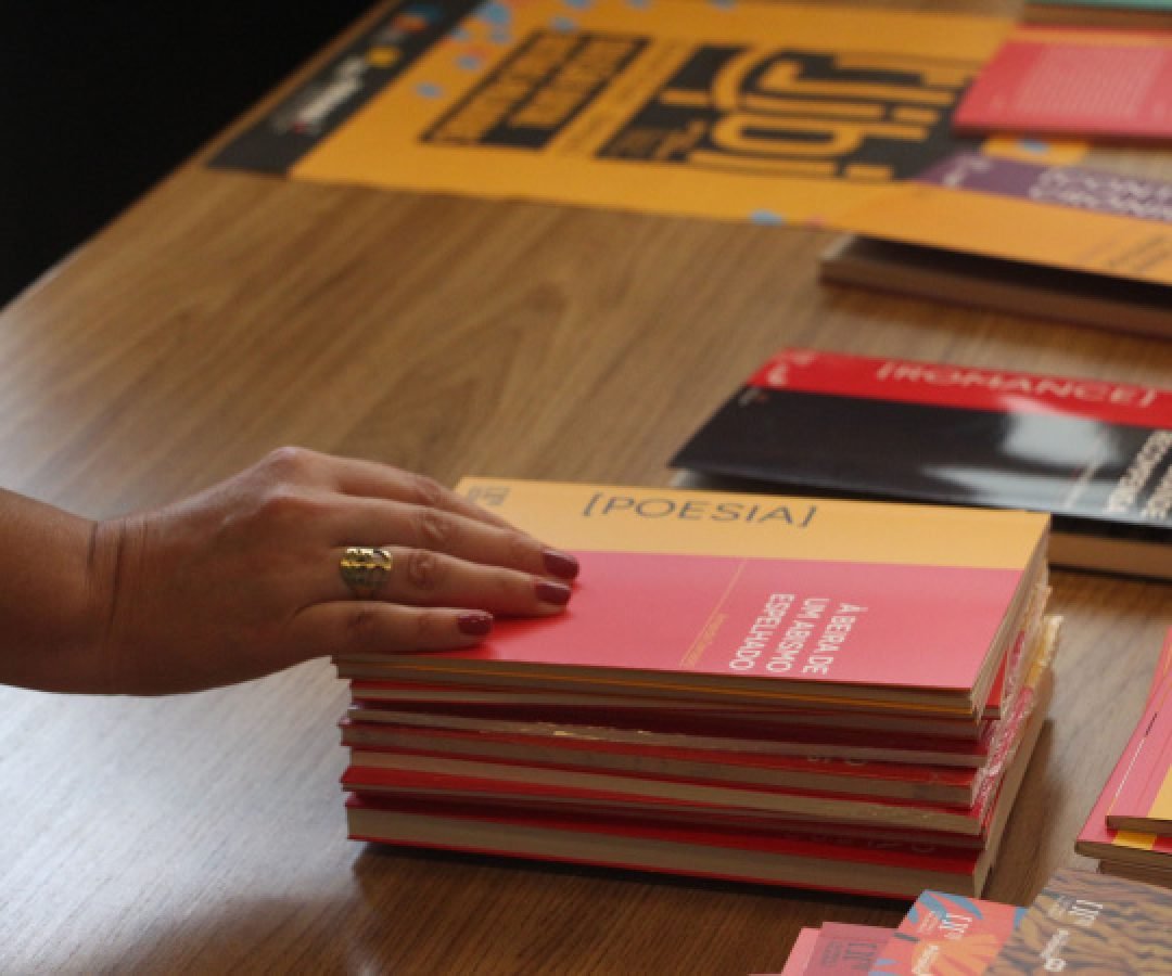 Biblioteca Pública participa de festa literária da OAB-PR com distribuição gratuita de livros