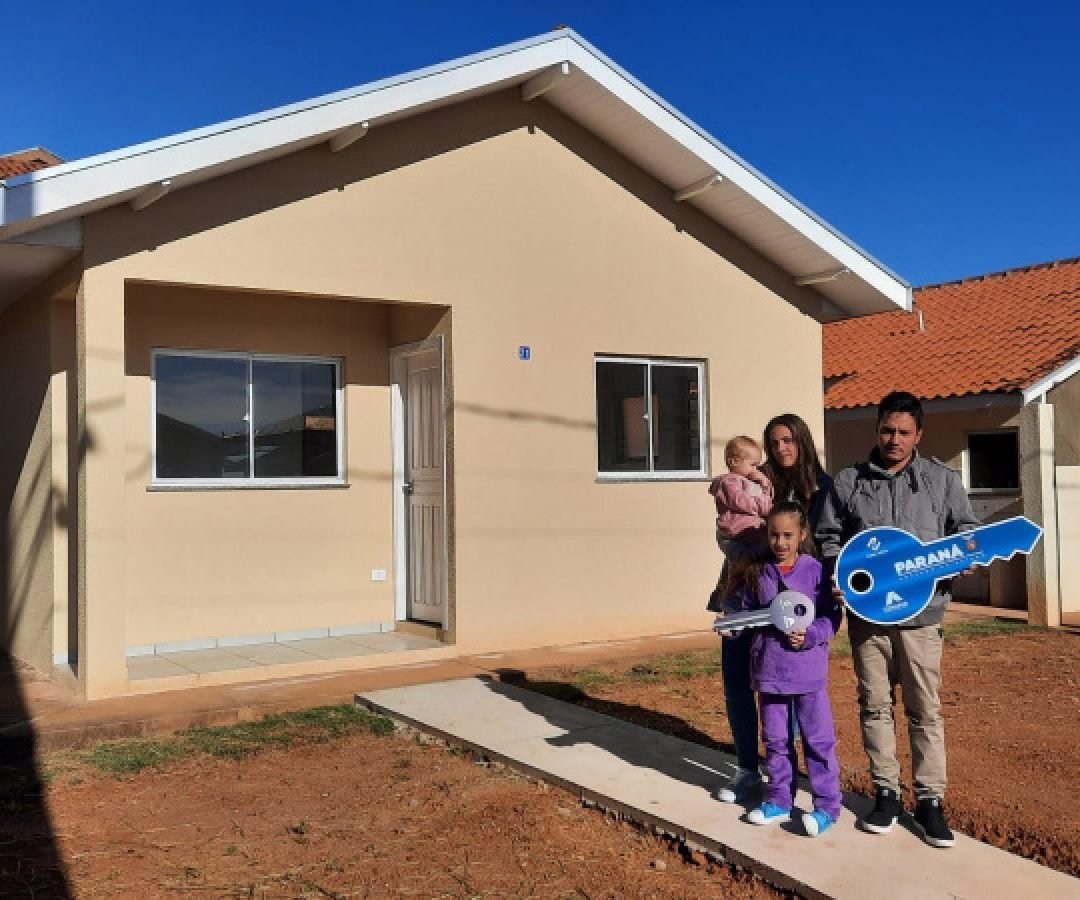 47 famílias de Figueira recebem moradias construídas com recursos do Estado