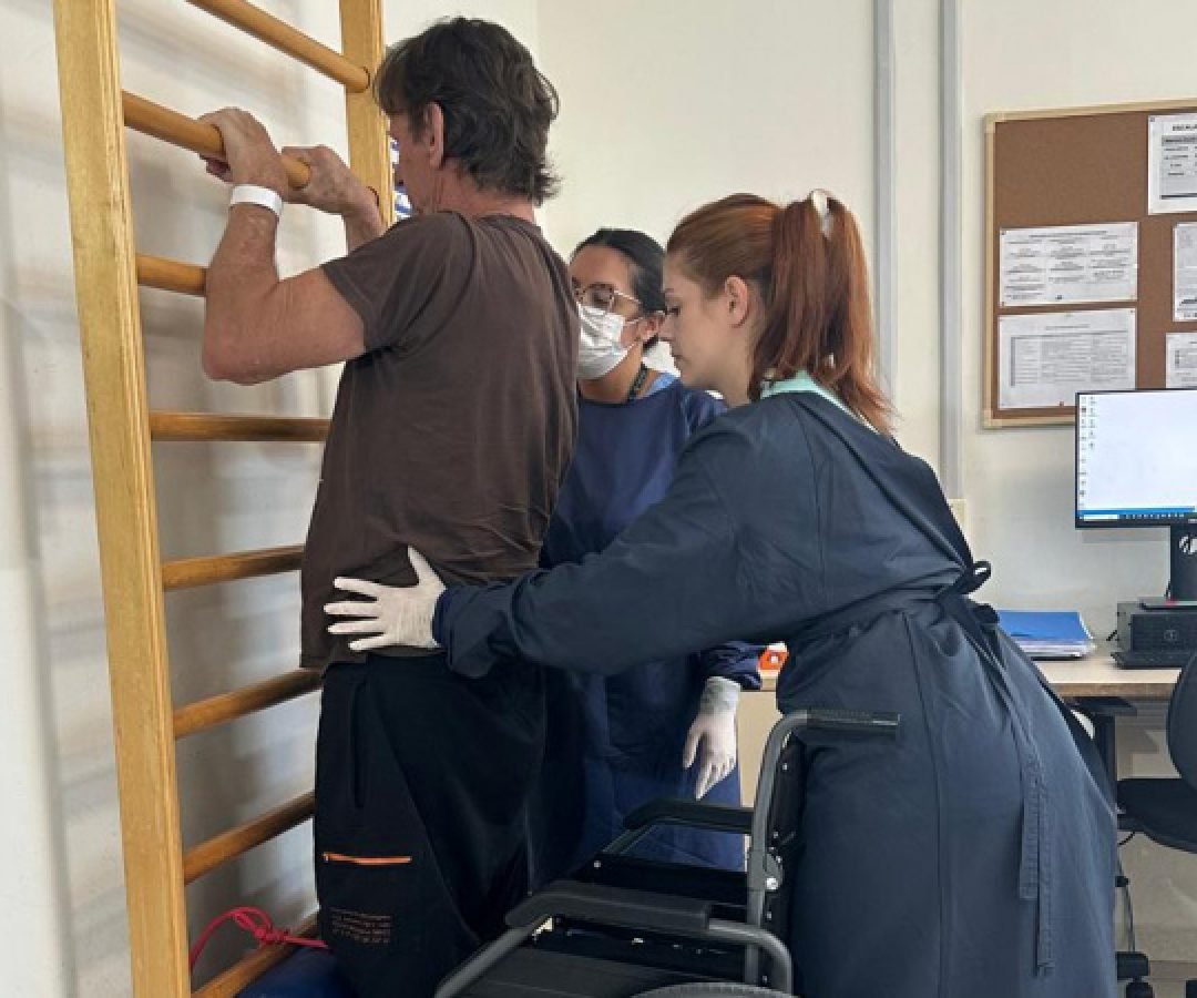 Após aplicação da polilaminina, paciente inicia fisioterapia no Hospital de Reabilitação