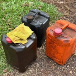 Servidor é visto retirando combustível de veículo oficial em Cascavel