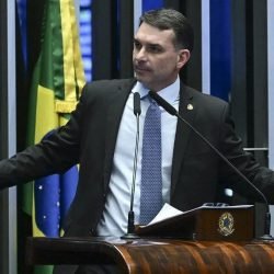 flavio-bolsonaro-plenario-senado-carlos-moura-agencia-senado-e1777568141135.jpg