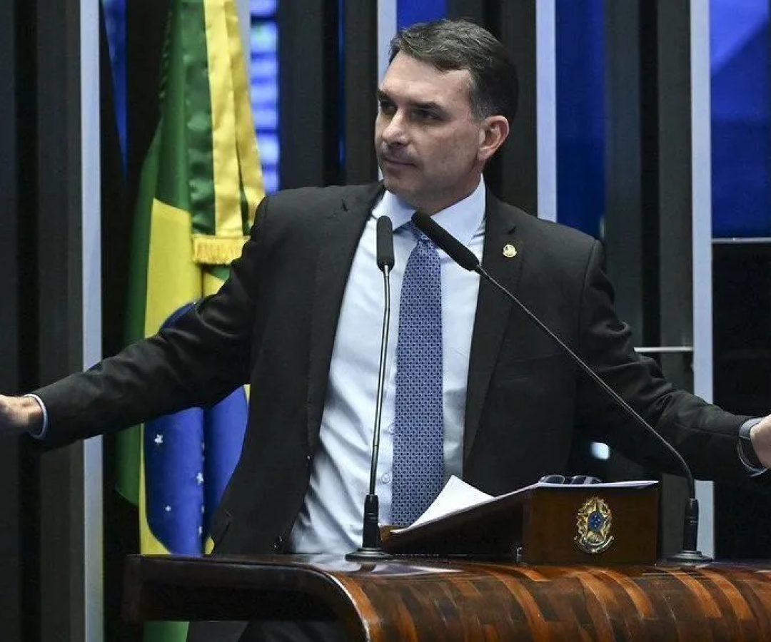 flavio-bolsonaro-plenario-senado-carlos-moura-agencia-senado-e1777568141135.jpg