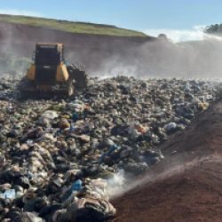 Fogo no Aterro Sanitário de Toledo é controlado por equipes da Prefeitura