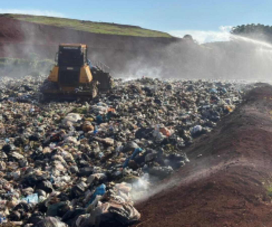 Fogo no Aterro Sanitário de Toledo é controlado por equipes da Prefeitura