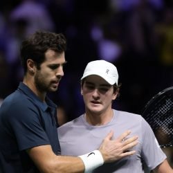 João Fonseca batalha em quadra, mas dá adeus ao Masters 1000 de Paris