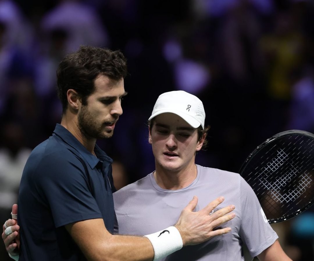 João Fonseca batalha em quadra, mas dá adeus ao Masters 1000 de Paris