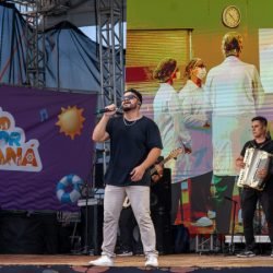 No final da tarde, veranistas aproveitam shows de artistas locais no Palco Sunset