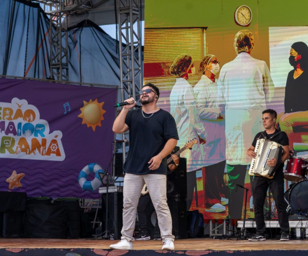 No final da tarde, veranistas aproveitam shows de artistas locais no Palco Sunset
