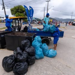 Equipes de limpeza da Sanepar retiram mais de 6 toneladas de lixo por dia das praias
