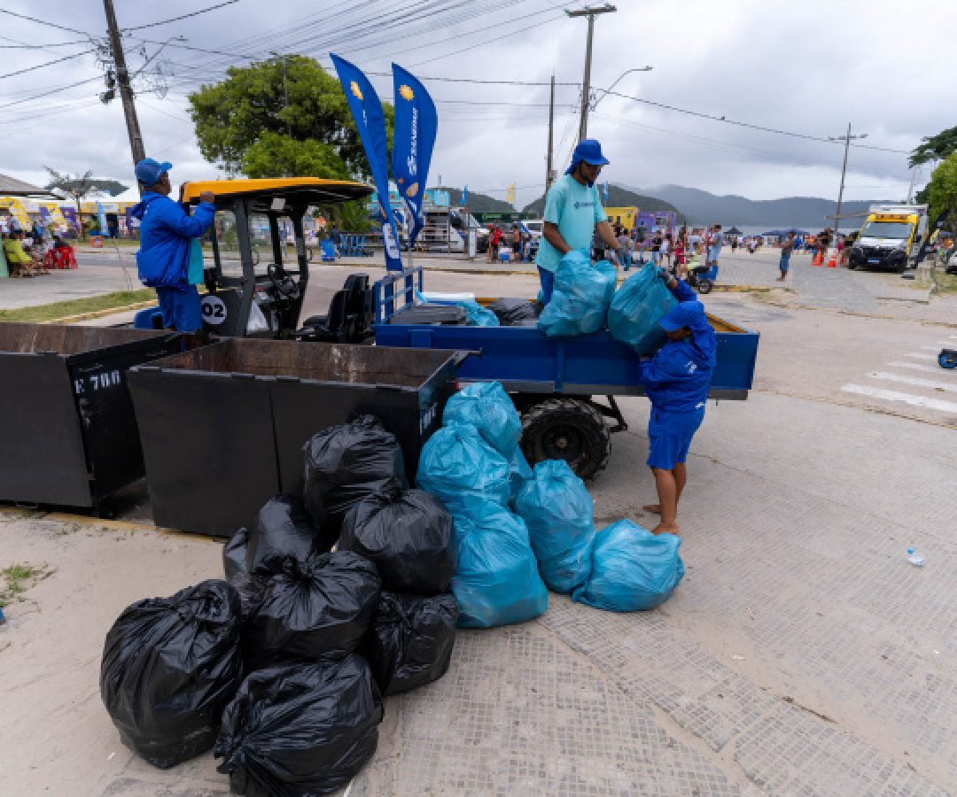 Equipes de limpeza da Sanepar retiram mais de 6 toneladas de lixo por dia das praias