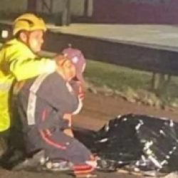 Foto registra momento em que socorrista encontra o próprio filho morto após acidente na BR-376