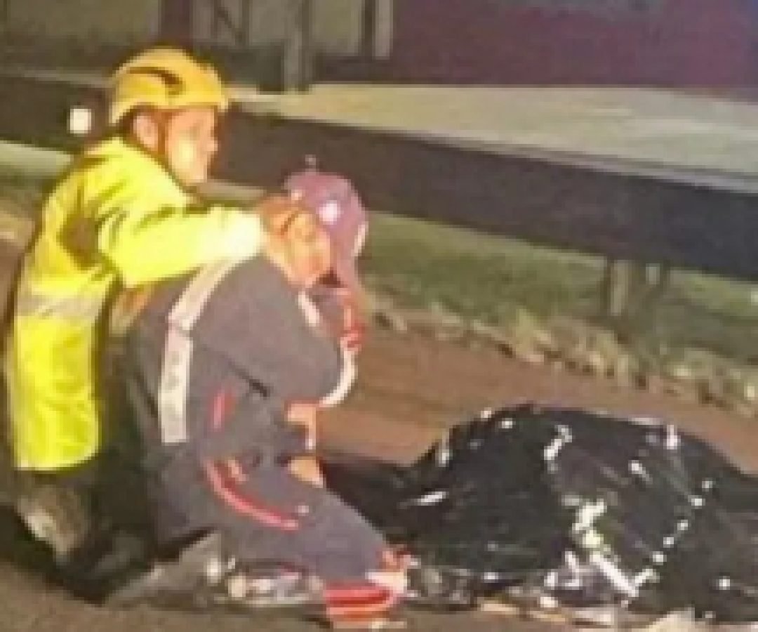 Foto registra momento em que socorrista encontra o próprio filho morto após acidente na BR-376