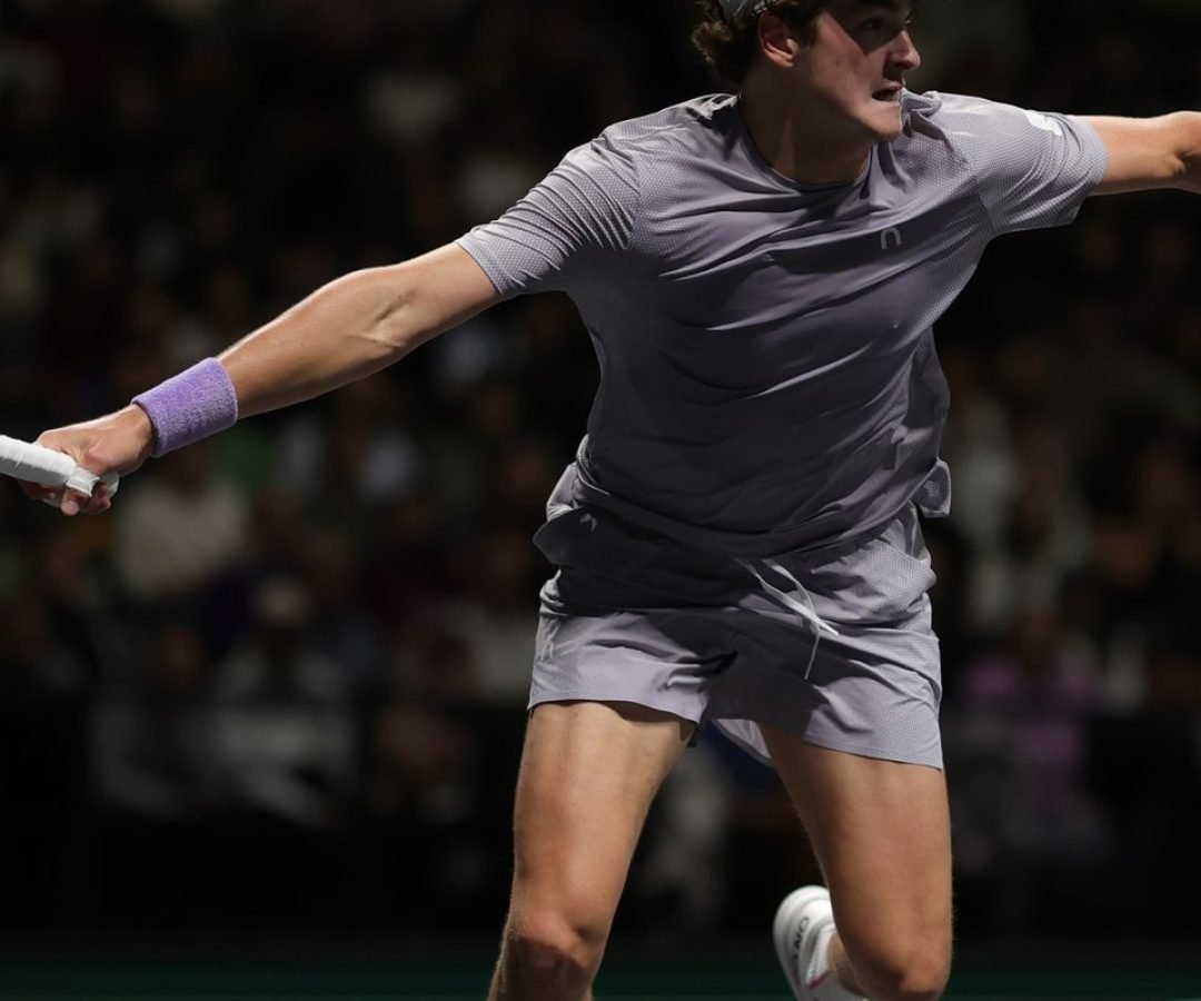 João Fonseca vence Shapovalov na estreia do Masters 1000 de Paris