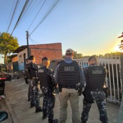 Gaeco e Choque cumprem mandados no Santa Cruz