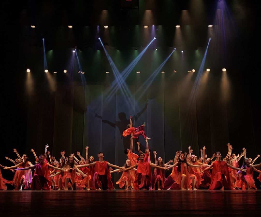 Formatura marca a última noite de “ALGO/RITMO” no Guairão