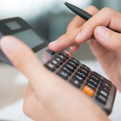 gerente-homem-verificando-financas-de-trabalho-e1737830017462.jpg