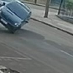Gol capota após colisão com Toro na Neva