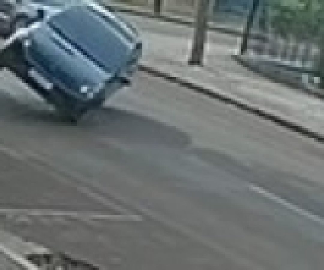 Gol capota após colisão com Toro na Neva