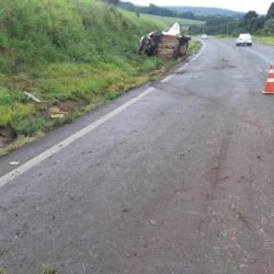Gol capota, ocupantes saem do carro e são atropelados na BR-376