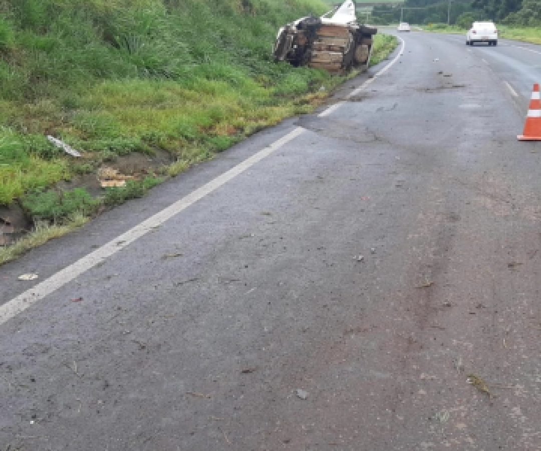 Gol capota, ocupantes saem do carro e são atropelados na BR-376