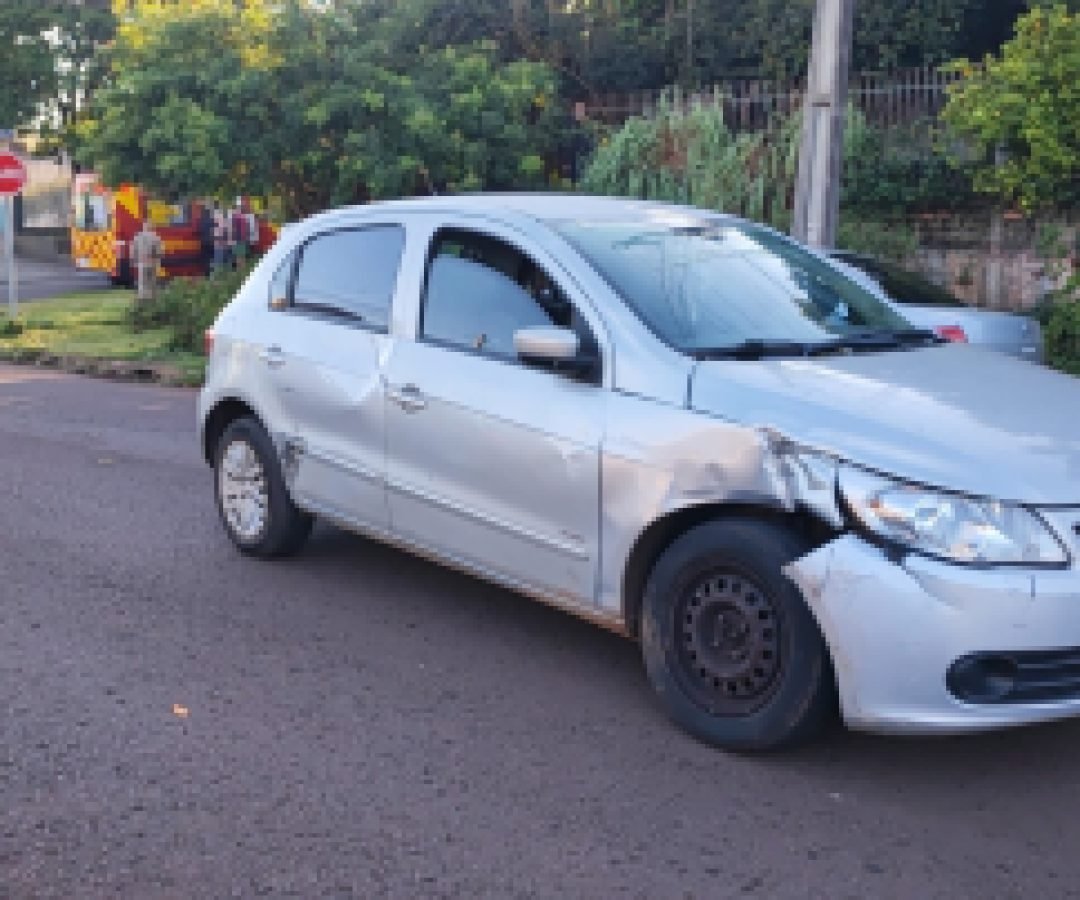Gol e moto batem em cruzamento no Floresta
