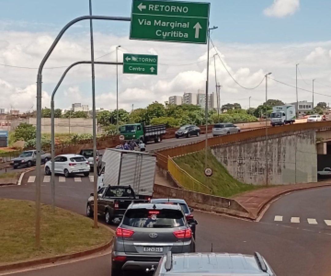 Resíduos na pista provocam mau cheiro e exigem intervenção da Transitar no acesso ao Jardim Veneza