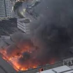 Grande incêndio atinge distribuidora de tintas em Diadema (SP)