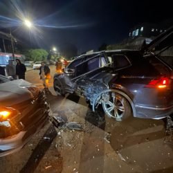 Grave colisão entre dois carros é registrada no Bairro Vila Tolentino, em Cascavel