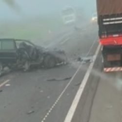 Grave colisão entre van e carro deixa três mortos e três feridos na PR-323