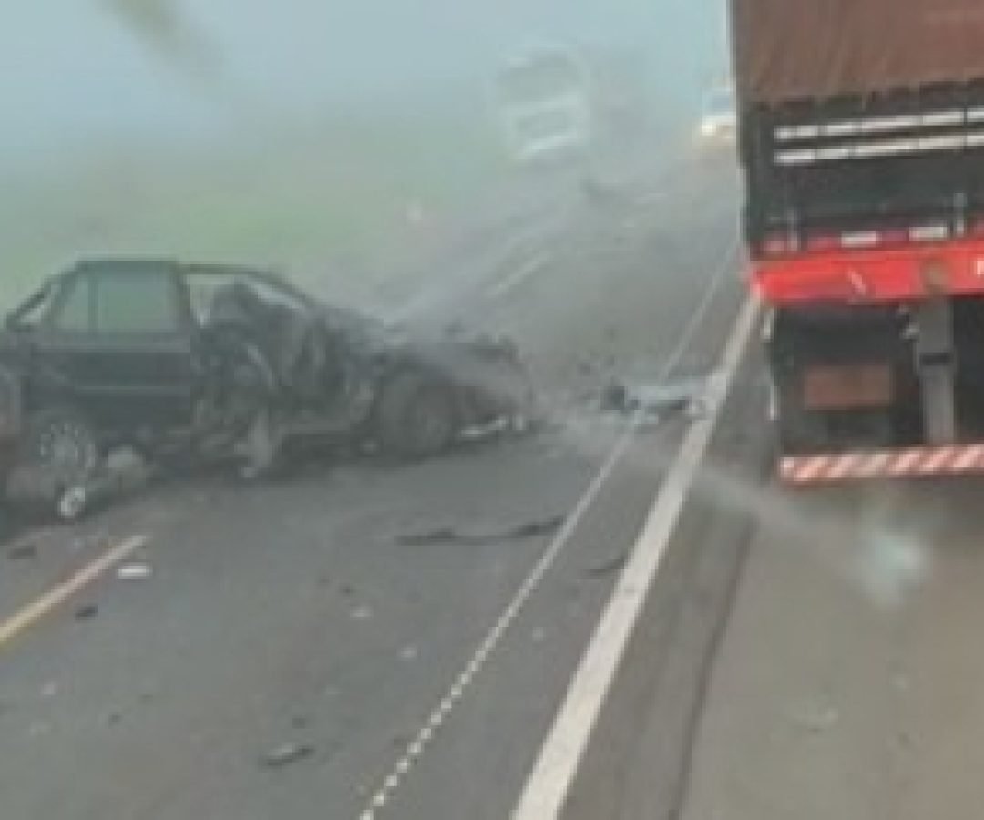Grave colisão entre van e carro deixa três mortos e três feridos na PR-323