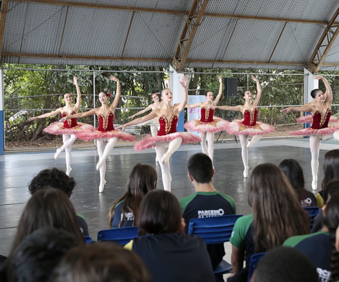 Arte para todos: Escola de Dança Teatro Guaíra se apresenta em escola de Curitiba