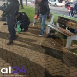 Guarda Municipal recolhe cachimbos durante ação de abordagem próximo à Praça da Bíblia, em Cascavel