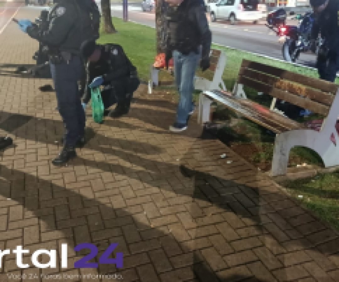 Guarda Municipal recolhe cachimbos durante ação de abordagem próximo à Praça da Bíblia, em Cascavel