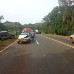 Hillux e Saveiro colidem na BR-277