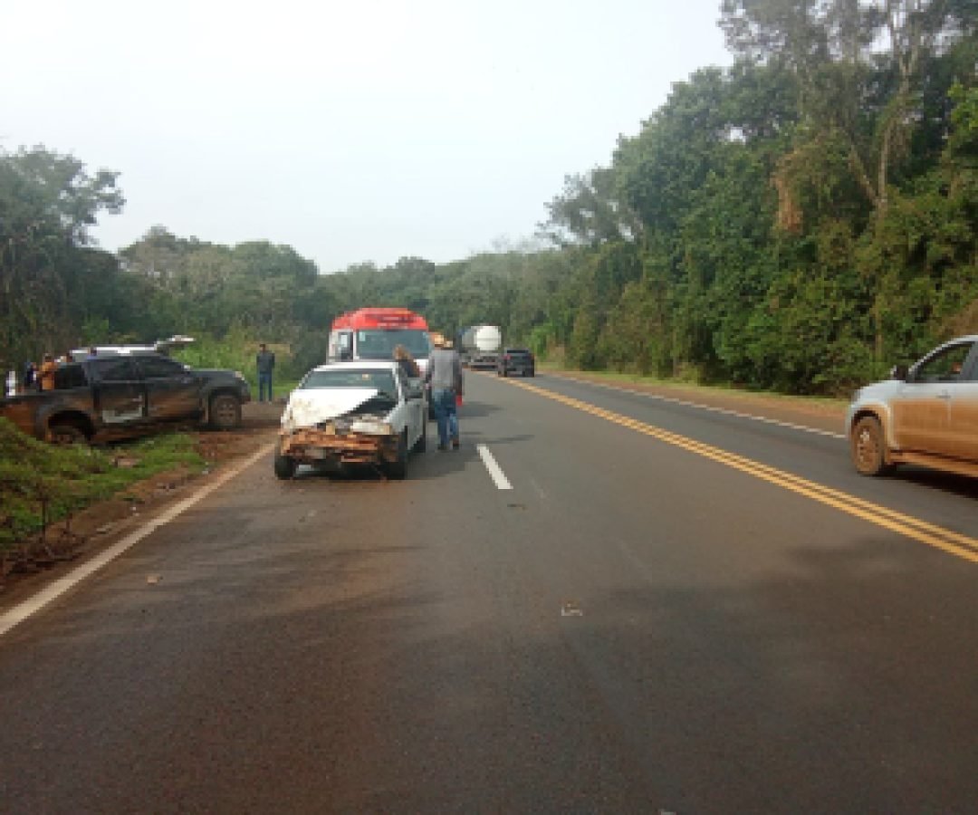 Hillux e Saveiro colidem na BR-277