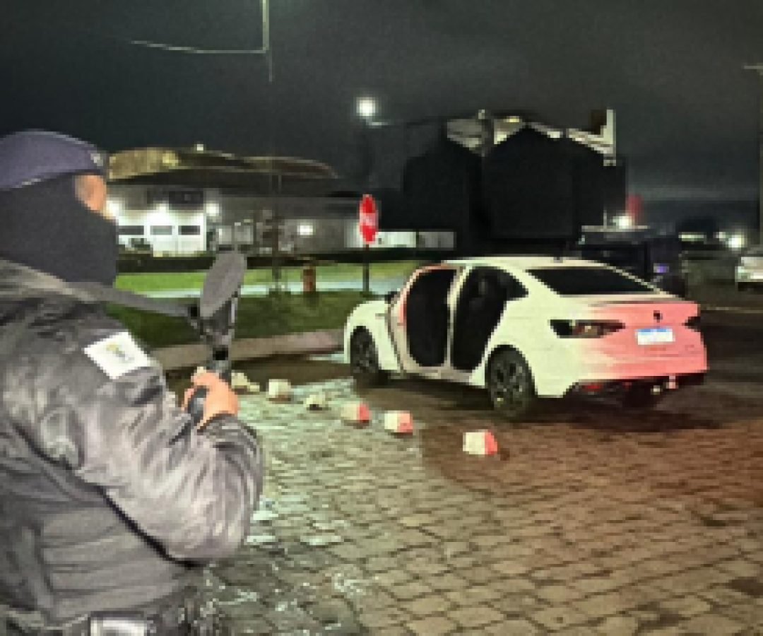 Homem de 50 anos é encontrado morto dentro de carro estacionado em posto de combustíveis