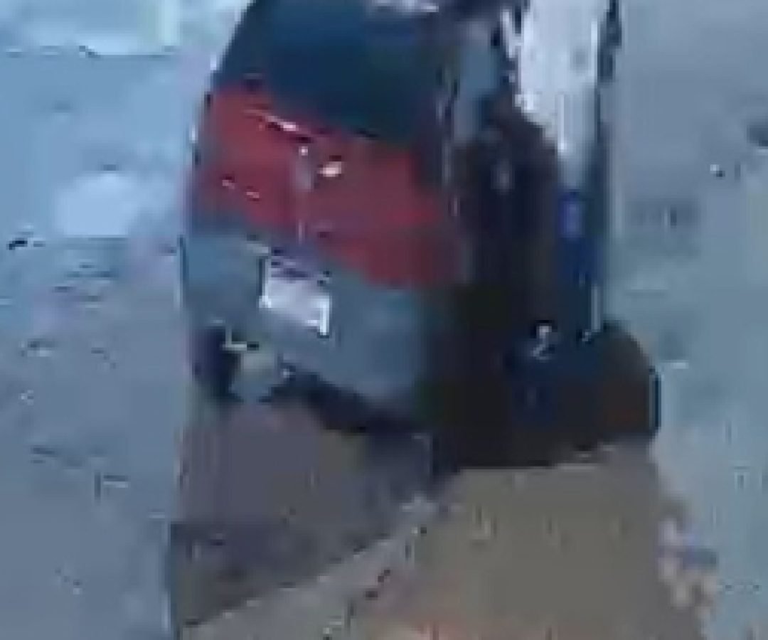 Homem é flagrado incendiando Gol na rua Manaus