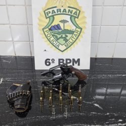 Homem é preso por posse irregular de arma de fogo após denúncia durante atendimento de ocorrência em Cascavel