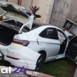 Homem em surto bate carro em estabelecimento, rouba camioneta e acaba preso após procurar a Polícia Militar