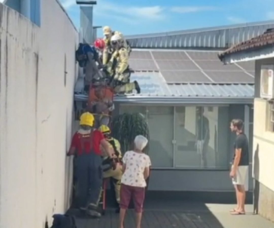 Homem fica gravemente ferido ao sofrer descarga elétrica